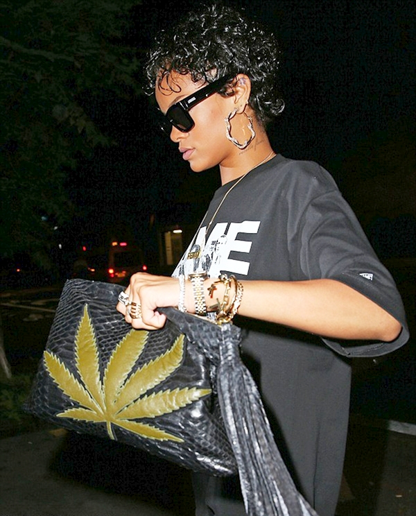 Rihanna : cheveux façon wave