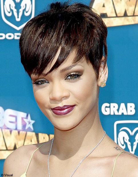 photos coiffure rihanna auburn cheveux effiles