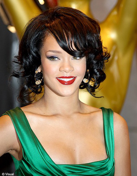 photos coiffure rihanna brune cheveux boucles