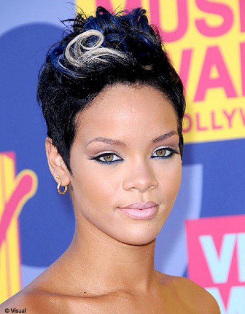 photos coiffure rihanna brune rasee meche blanche