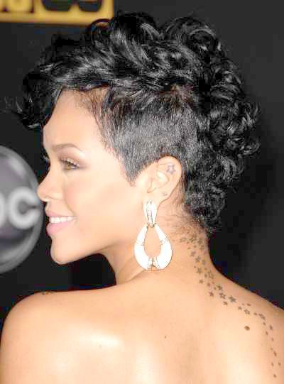 photos coiffure rihanna cheveux noirs crete boucles