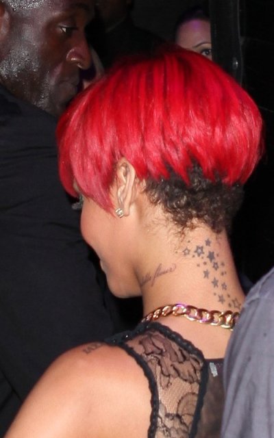 photos coiffure rihanna cheveux rouge flash