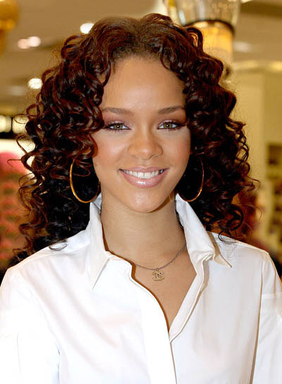 photos coiffure rihanna longueurs bouclees