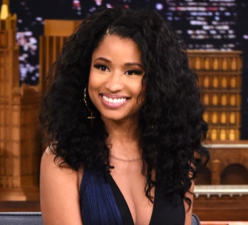 photos coiffure Nicki Minaj boucles brunes