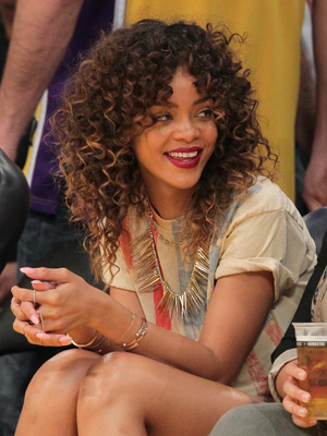 photos coiffure Rihanna boucles folles