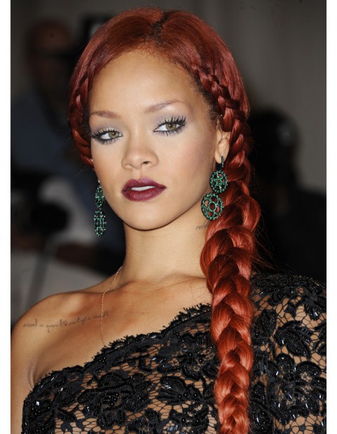 photos coiffure Rihanna tresse roux auburn