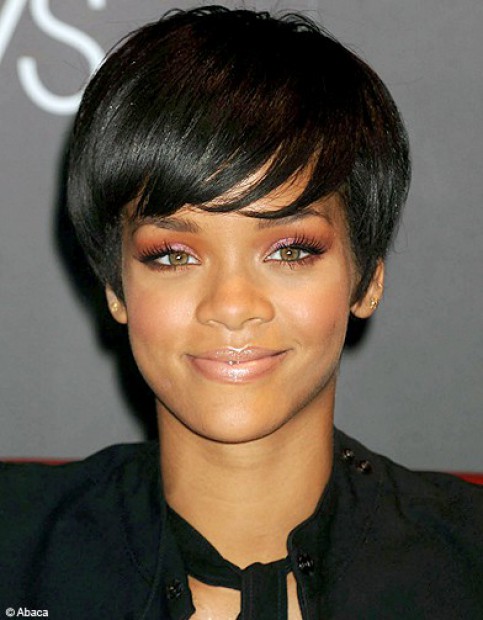 photos coiffure rihanna brune coupe cheveux boule