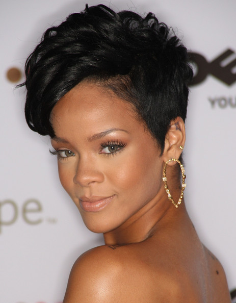 photos coiffure rihanna cheveux court rases