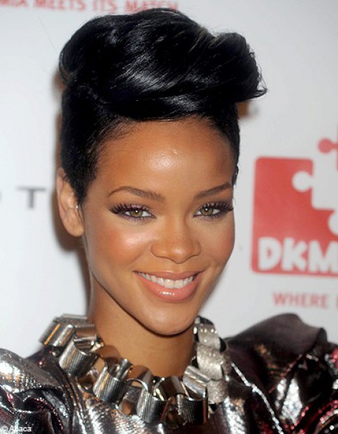 photos coiffure rihanna cheveux crete inversee