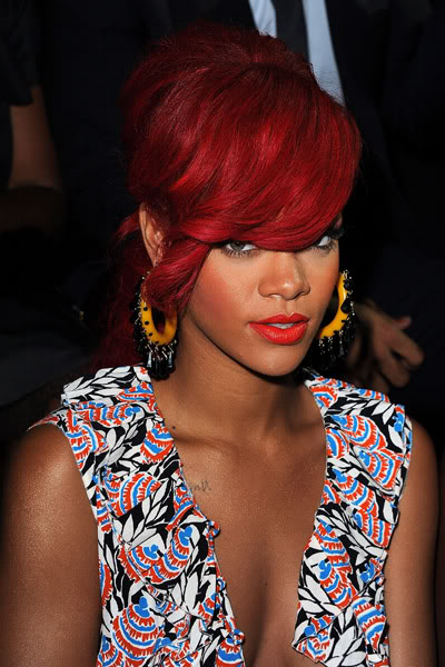 photos coiffure rihanna cheveux longs rouges