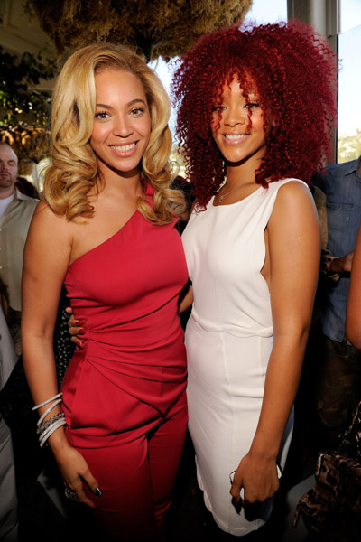 photos coiffure rihanna cheveux rouges frises