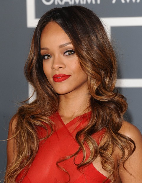 photos coiffure rihanna coupe longueurs caramel boucles