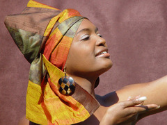 photo attache de foulard sur femme noire